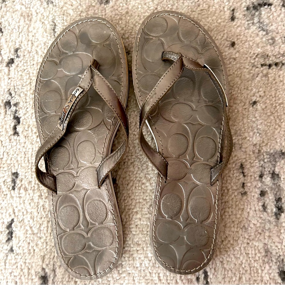 COACH POPPY silver pewter flip flops size 8